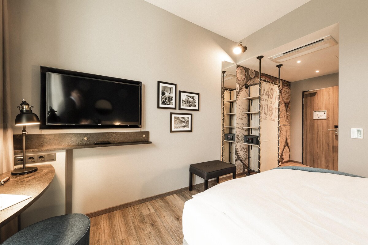 Standard Room (High Floor) | Hypo-allergenic bedding available, in-room safe, desk, blackout drapes