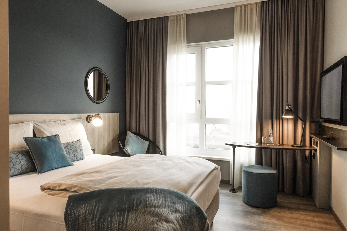 Hypo-allergenic bedding available, in-room safe, desk, blackout drapes