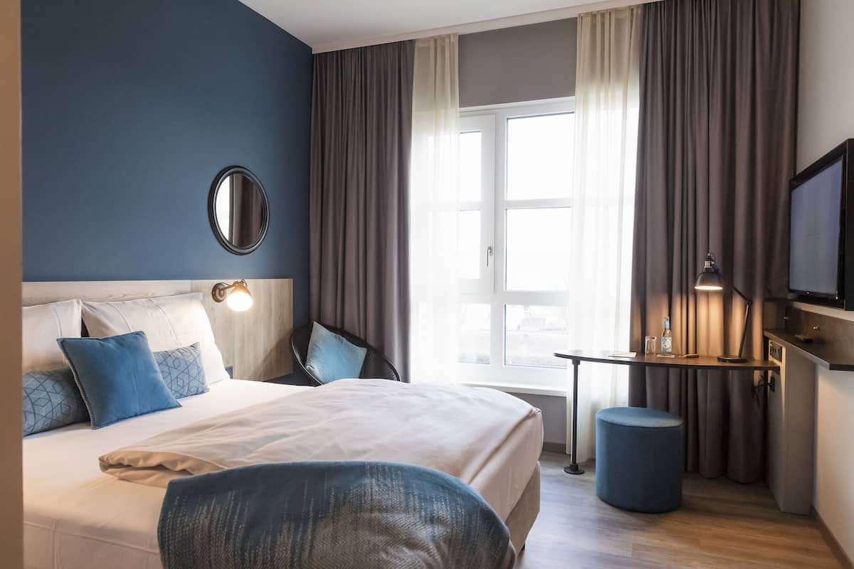 Hypo-allergenic bedding, in-room safe, desk, blackout curtains