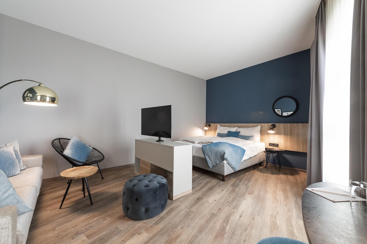 Studio | Hypo-allergenic bedding available, in-room safe, desk, blackout drapes