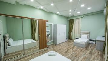 Familien-Suite | 2 Schlafzimmer, Minibar, Zimmersafe, individuell dekoriert