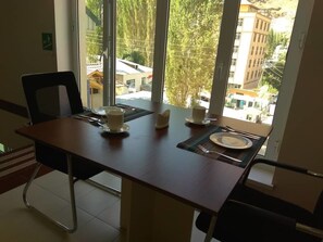 包含每日自助早餐