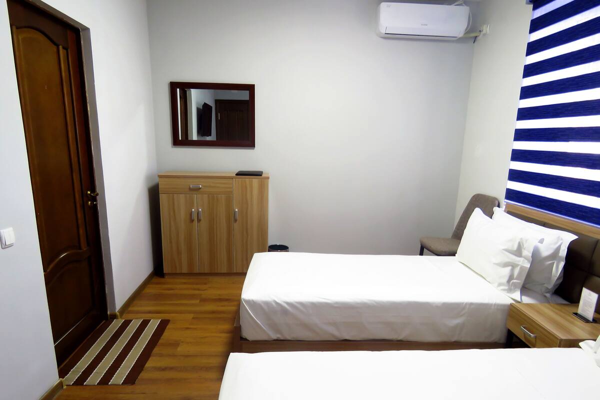 Habitación Confort con 2 camas individuales | Cortinas blackout, tabla de planchar con plancha y camas extra