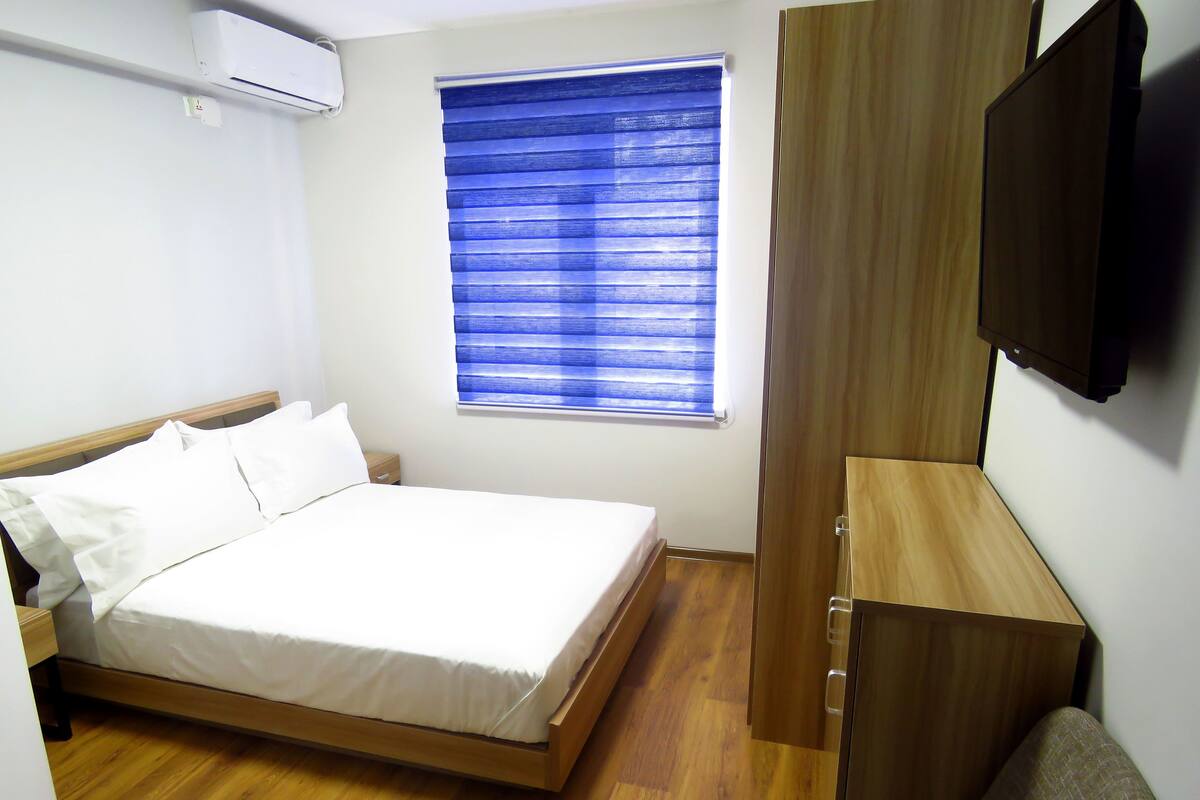 Cortinas blackout, tabla de planchar con plancha y camas extra