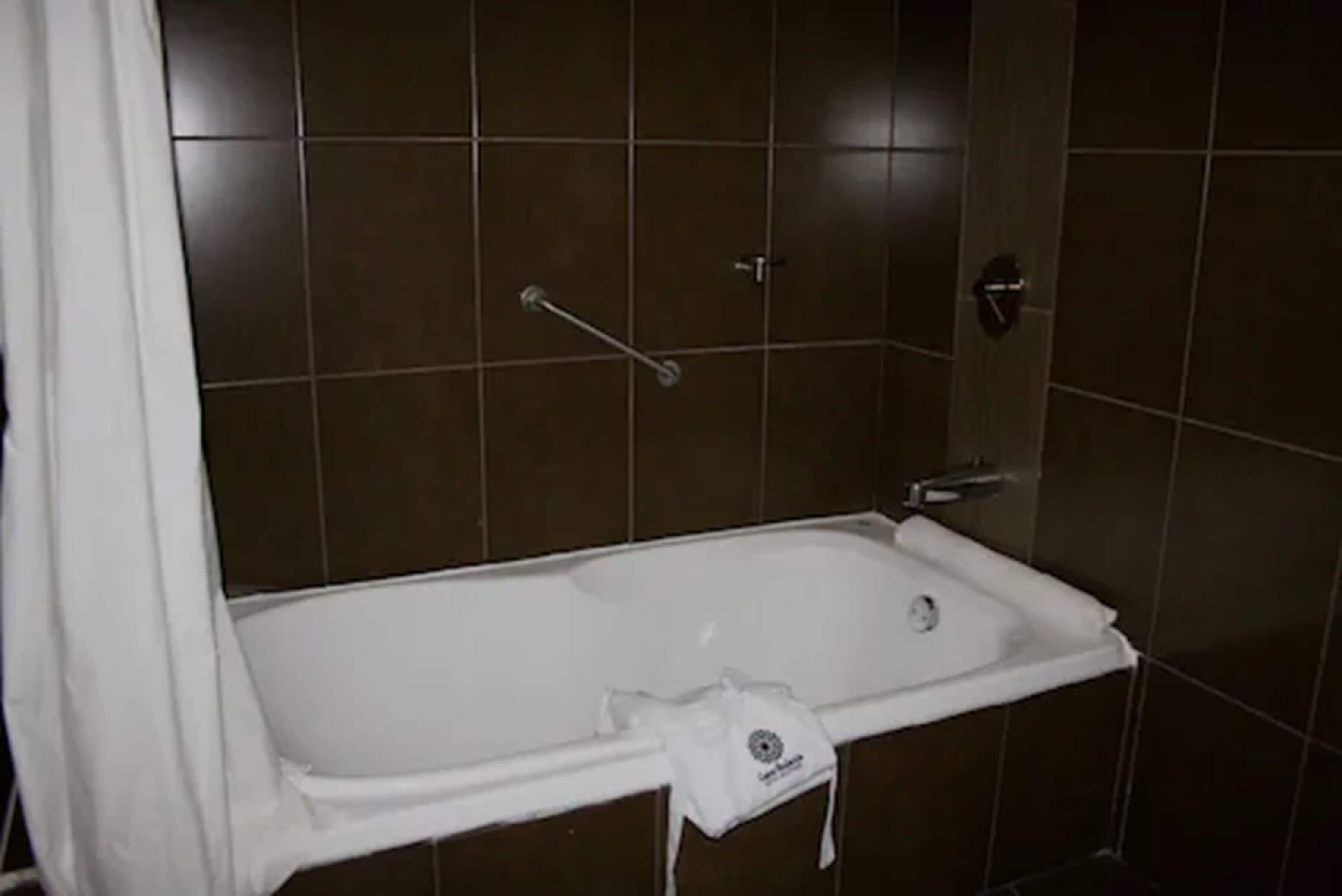 habitación especial - 1 cama matrimonial grande | in-room safe, desk, iron/ironing board, free cots/infant beds