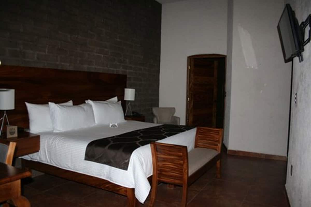 Habitación Especial - 1 cama matrimonial grande | In-room safe, desk, iron/ironing board, free cots/infant beds