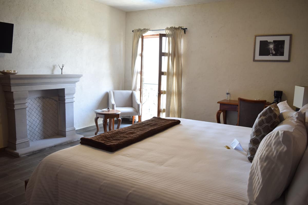 Habitación Master, 1 Cama Matrimonial Grande | In-room safe, desk, iron/ironing board, free cots/infant beds