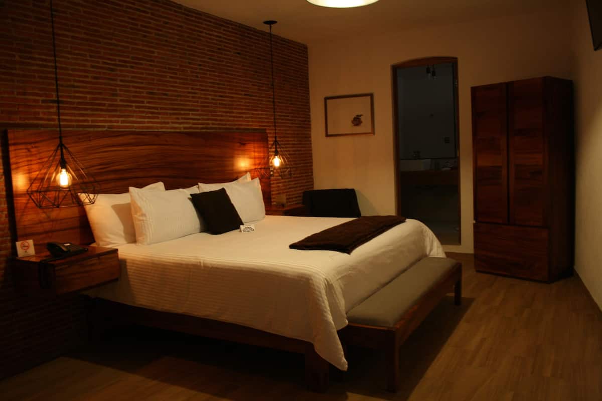 Junior Room, 1 King Bed, Non Smoking | In-room safe, desk, iron/ironing board, free cots/infant beds