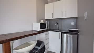 Studio Deluks, 1 Tempat Tidur Double | Dapur kecil pribadi | Lemari es, microwave, kompor, dan mesin pembuat kopi/teh