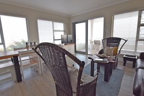 Family Apartment, 3 Bedrooms, Sea View | In-room dining - Dolphin House Apartments (Hermanus)