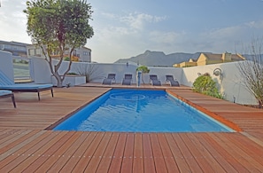 Outdoor pool, sun loungers - Dolphin House Apartments (Hermanus)