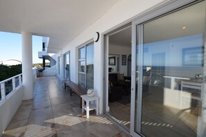 Perhehuoneisto, 3 makuuhuonetta, merinäköala | Terassi/patio