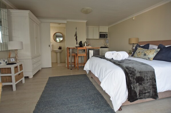 Romantic Studio, Sea View | Egyptian cotton sheets, desk, blackout drapes, iron/ironing board