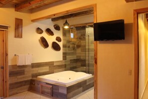 Hytte – panorama, flere senger | Bad | Separat badekar og dusj, boblebad og dusjhode med hydromassaje