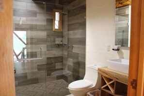 Panoramic-Ferienhütte, Mehrere Betten | Badezimmer | Badewanne und Dusche (separat), Whirlpool, Hydromassagedusche
