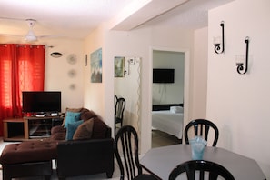 Habitación individual | Área de sala de estar | Televisión de pantalla plana