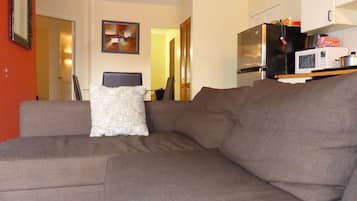 Deluxe Double Room, 2 Bedrooms | Ruang tamu | TV skrin rata