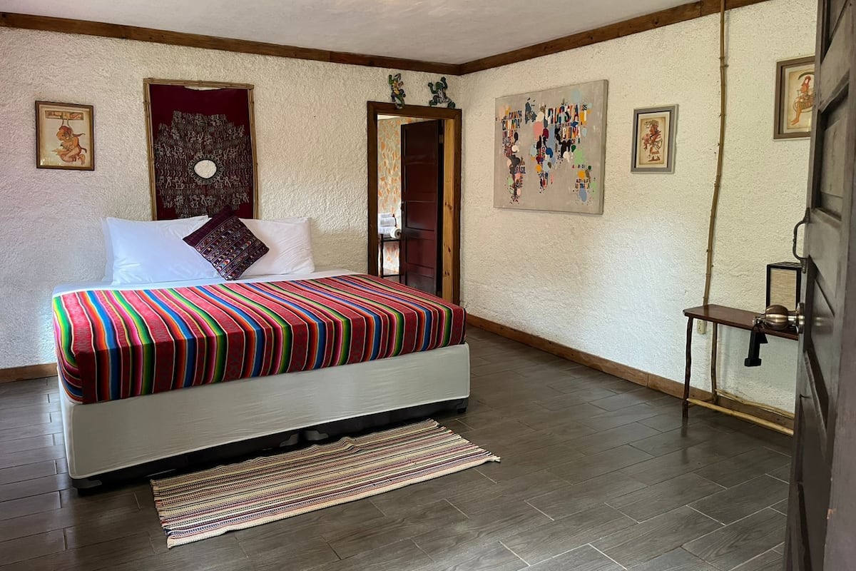 Chambre, vue jardin, cÎté jardin | Salle de bain | Douche, serviettes fournies