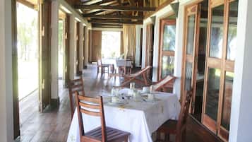 FrĂŒhstĂŒck, Mittagessen, Abendessen, lokale und internationale KĂŒche