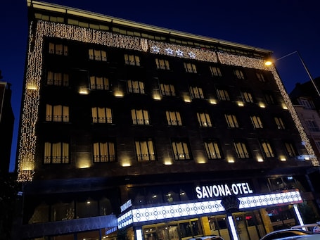 Fachada de la propiedad por la tarde o noche