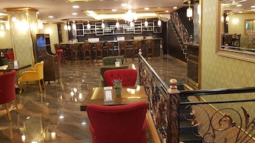 3 bars/lounges