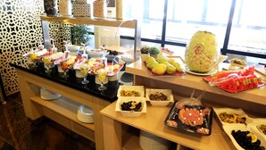 Un bufé con distintos alimentos y bebidas.
