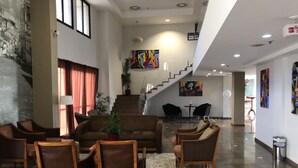 A spacious lobby with a central seating area, a staircase, and modern artwork. - Rede Concept Hotel Salvador (Salvador)