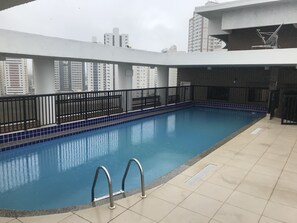 Piscine extérieure, chaises longues