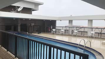 室外游泳池,提供日光浴躺椅