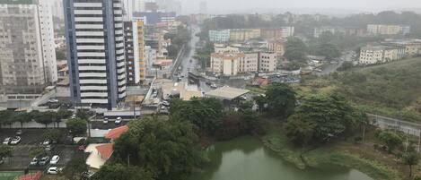 Une vue urbaine avec une rivière, des bâtiments et une route.