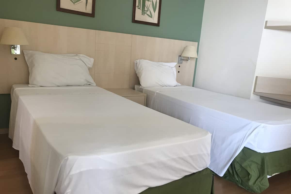Schreibtisch, Verdunkelungsvorhänge, schallisolierte Zimmer