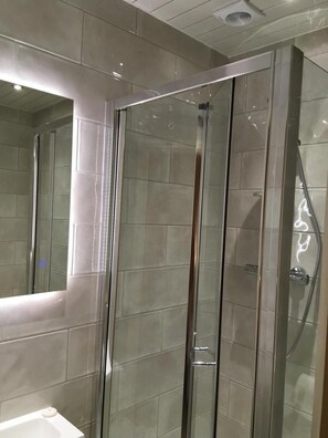 Shower, free toiletries, towels - The Grove (Whitby)