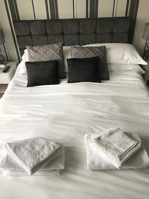 Bàn, truy cập Internet không dây miễn phí, bộ trải giường