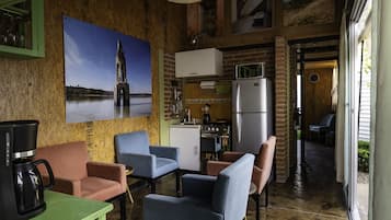 Full-sized fridge, microwave, oven, stovetop