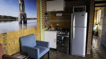 Refrigerador con congelador, microondas, horno y parrilla de estufa