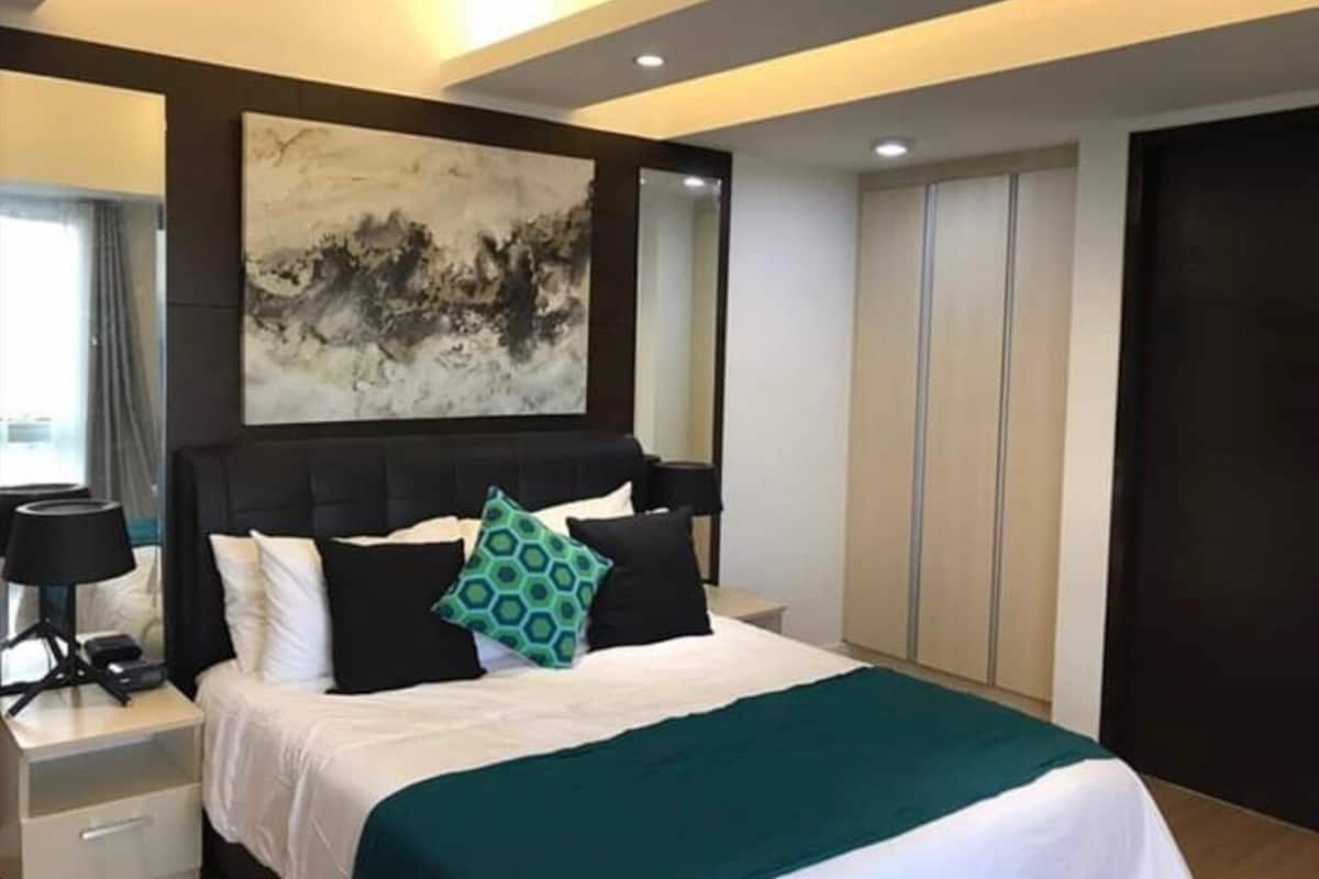 Deluxe Apartment, City View | In-room safe, individually decorated, individually furnished