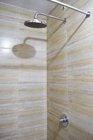 Casa familiar, 5 habitaciones, accesible en silla de ruedas, baño privado | Baño | Ducha, cabezal de ducha tipo lluvia, toallas y jabón