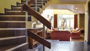 Maison Familiale, 5 chambres, accessible aux personnes à mobilité réduite, salle de bains attenante | Coin séjour