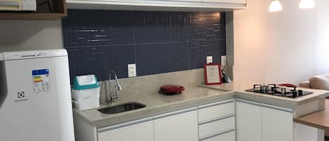 Refrigerador, microondas, utensilios de cocina