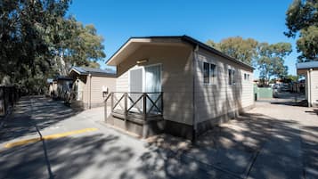 Cabana standard, 2 camas Queen | Vista para a rua