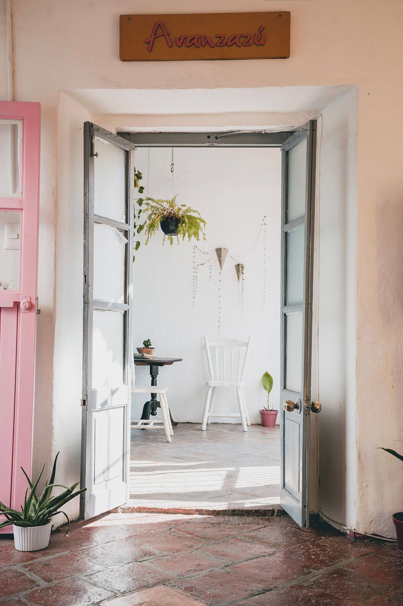 1 habitación, cortinas blackout y tabla de planchar con plancha 