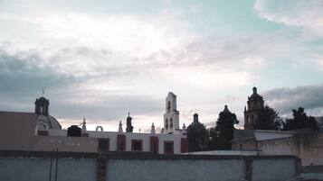 1 habitación, cortinas blackout y tabla de planchar con plancha