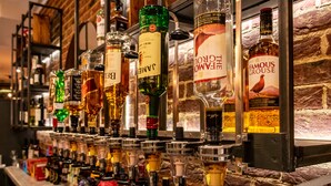 Eine Bar mit verschiedenen Spirituosenflaschen und Zapfhähnen.