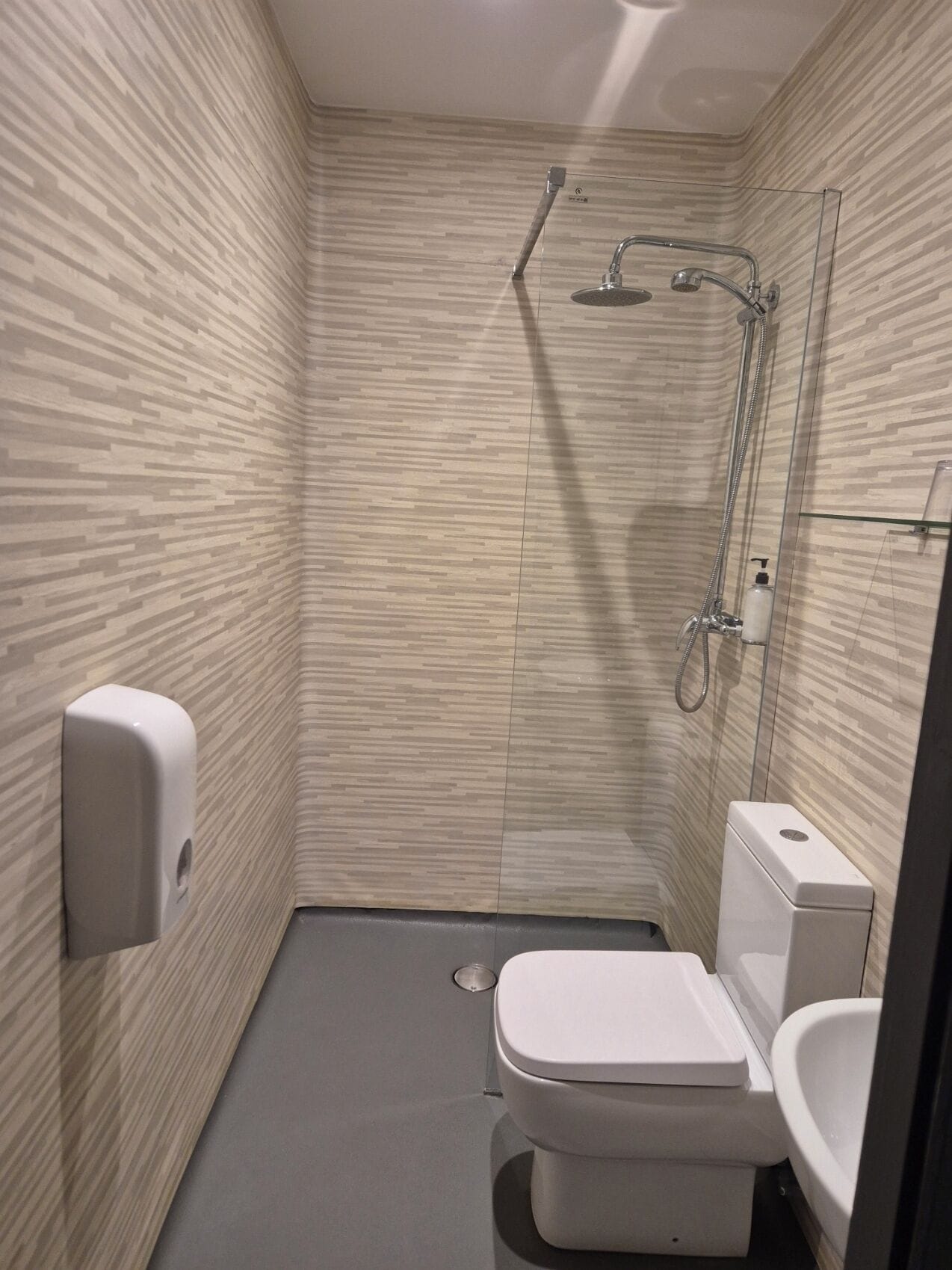 shower, rainfall showerhead, free toiletries, hair dryer