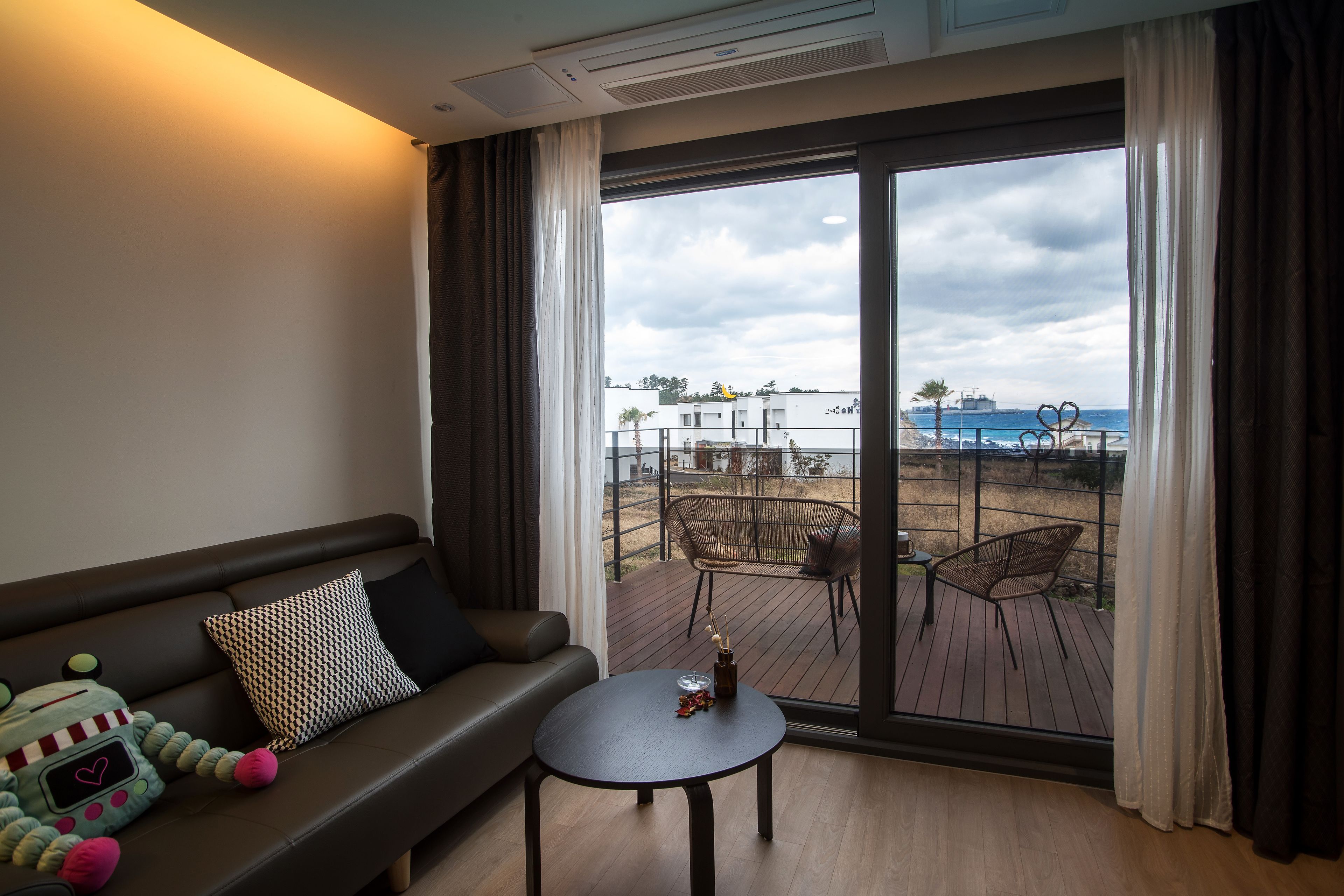 تلفزيون بشاشة مسطحة بحجم 40-بوصة يعرض قنوات تلفزيونية باشتراك مدفوع