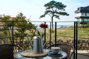 Terrace/patio - Aewol Bada Town House (Jeju City)