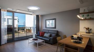 Superior villa, gedeeltelijk uitzicht op oceaan | Woonruimte | Een 40-inch flatscreentelevisie met kabelzenders en een televisie