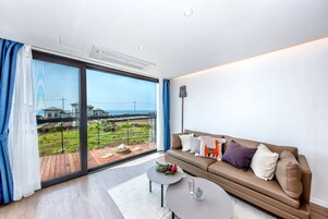 Superior Villa, Ocean View | Living room