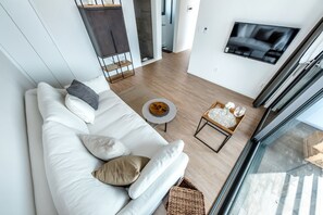 Villa superior, vista al océano | Sala de estar | Televisión de pantalla plana de 40 pulgadas con canales por cable 