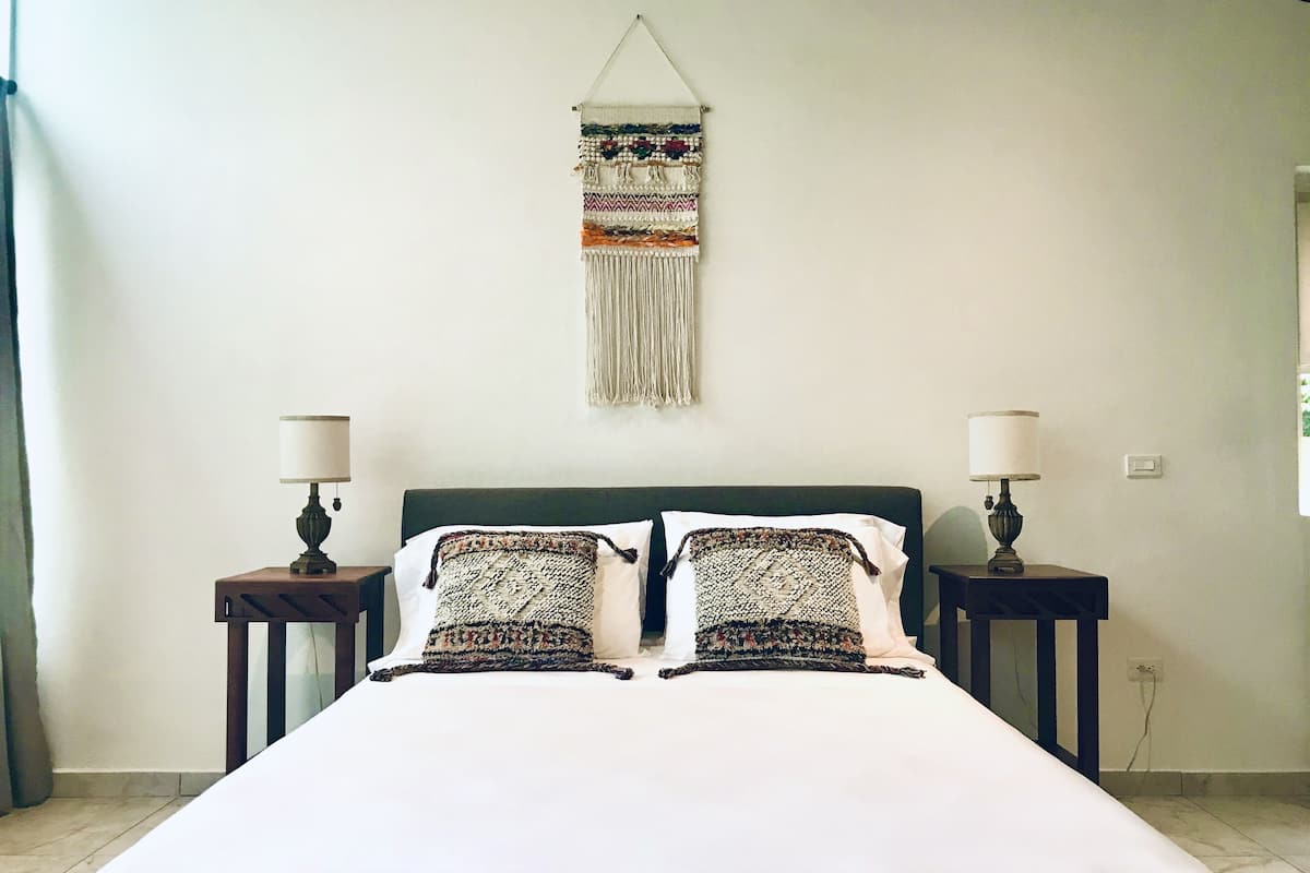 1 habitación, decoración personalizada, insonorización y ropa de cama